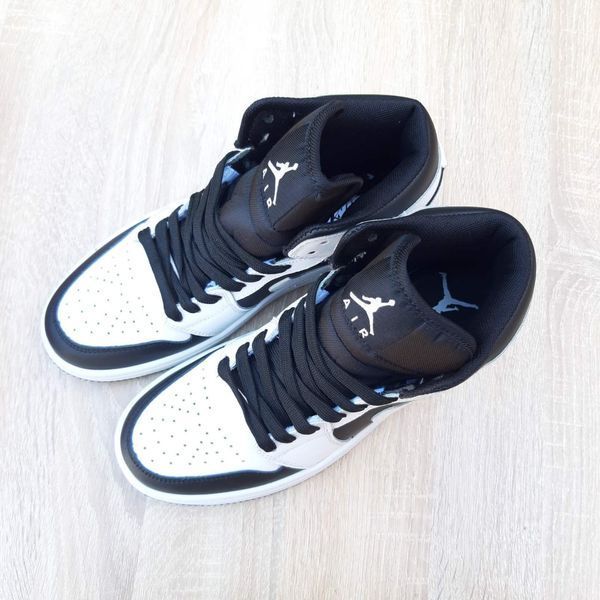 Чоловічі високі кросівки | Nike Air Jordan 1 Retro High | білі з чорним | шкіра | частково маломірні ODR NJ10048-41 фото