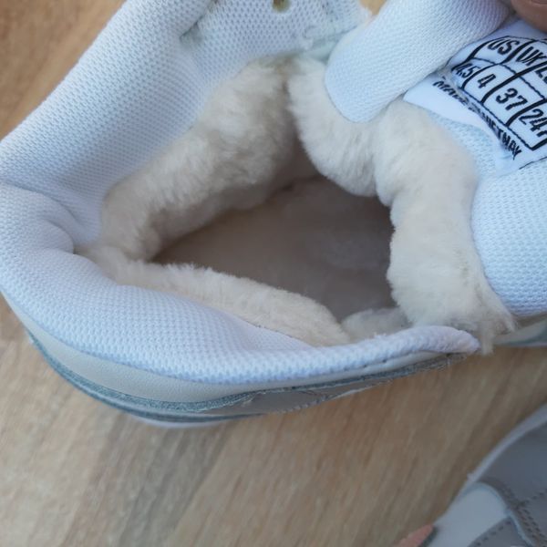 Жіночі зимові високі кросівки | Nike Air Jordan 1 High | білі з сірим й пудрою | шкіра | хутро | маломірні ODRW NJ20001-37 фото